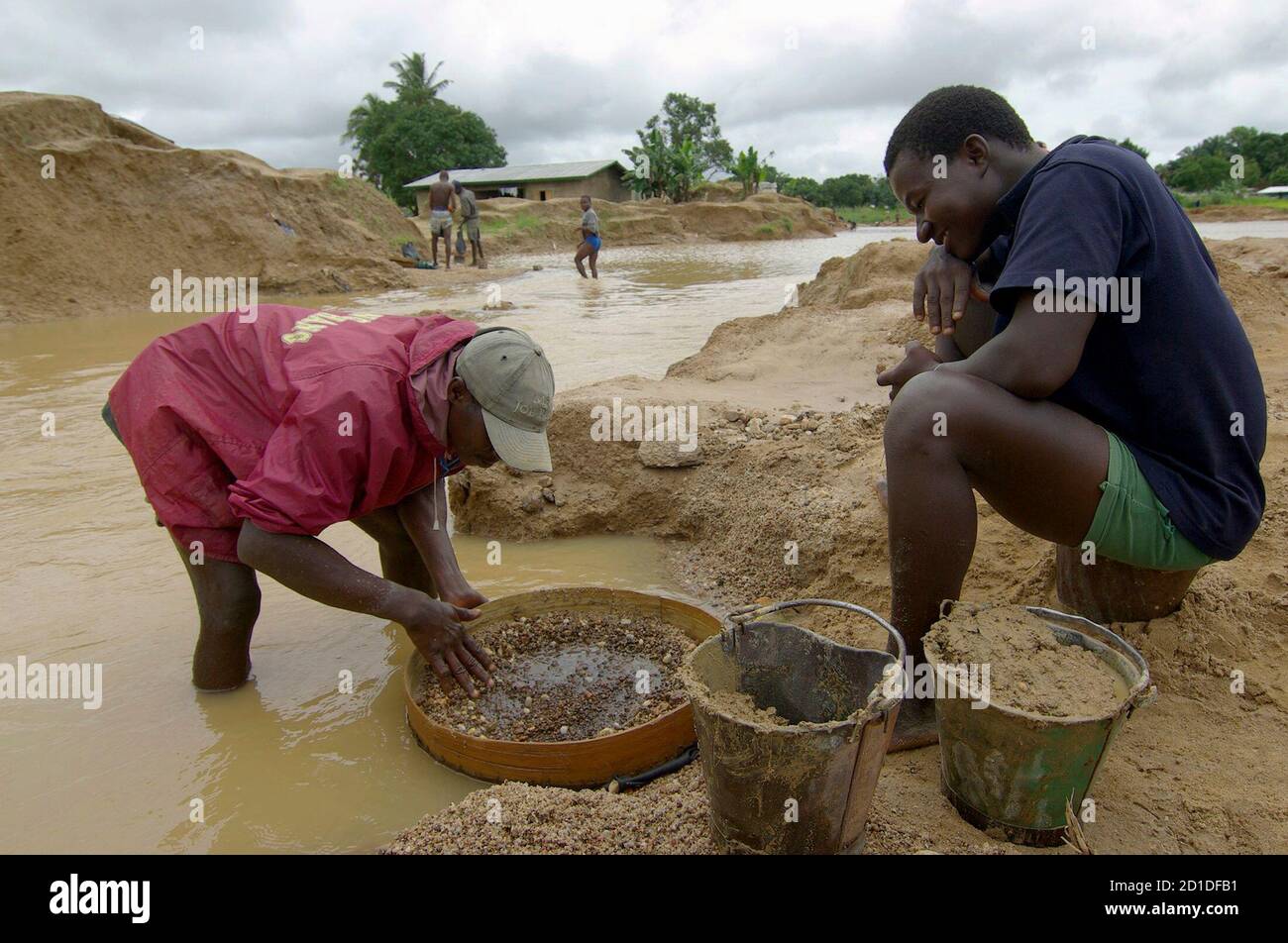 Los excavadores de diamantes se tambalean a través de la grava del río en  Koidu 7 de septiembre de 2007. Cinco años después del final de su guerra  civil de 1991-2002, en