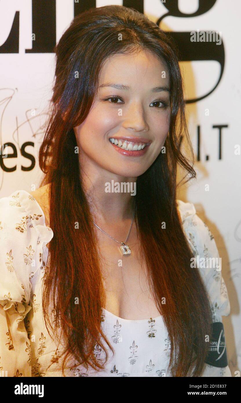 Taiwanese actress Hsu Chi, also known as Shu Qi, attends a photo exhibition  by Zing, a famous make-up artist, in Hong Kong September 15, 2005.  REUTERS/Paul Yeung PY/AT Fotografía de stock -
