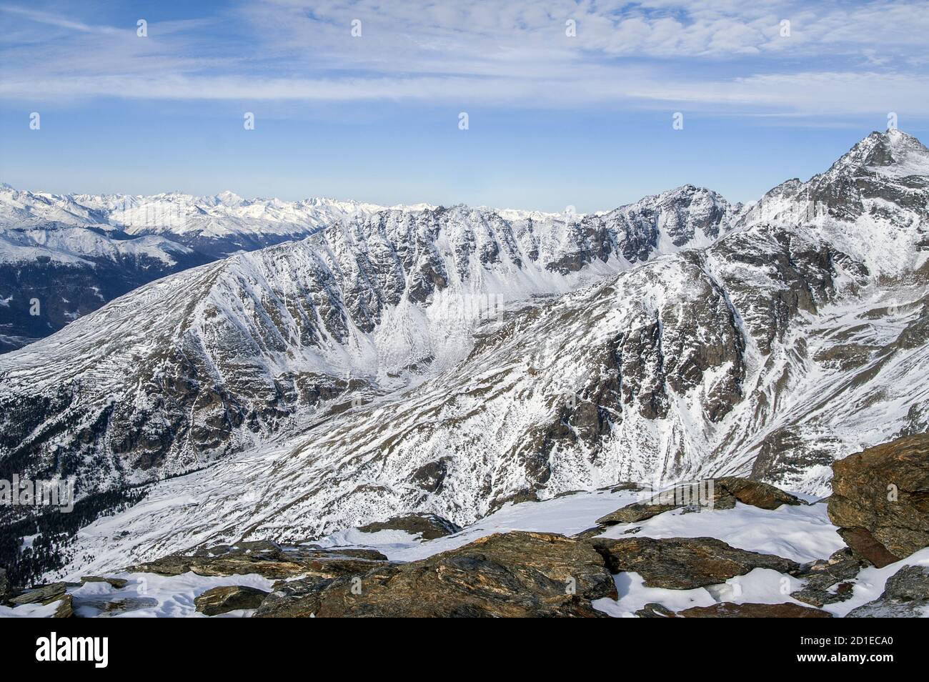 Sulden, Solda, Trentino-Alto Adige, Südtirol, Italia; Alpes, altas montañas cubiertas de nieve. Alpen, hohe Berge mit Schnee bedeckt. 阿爾卑斯山，高山覆蓋著雪。Alpy Foto de stock