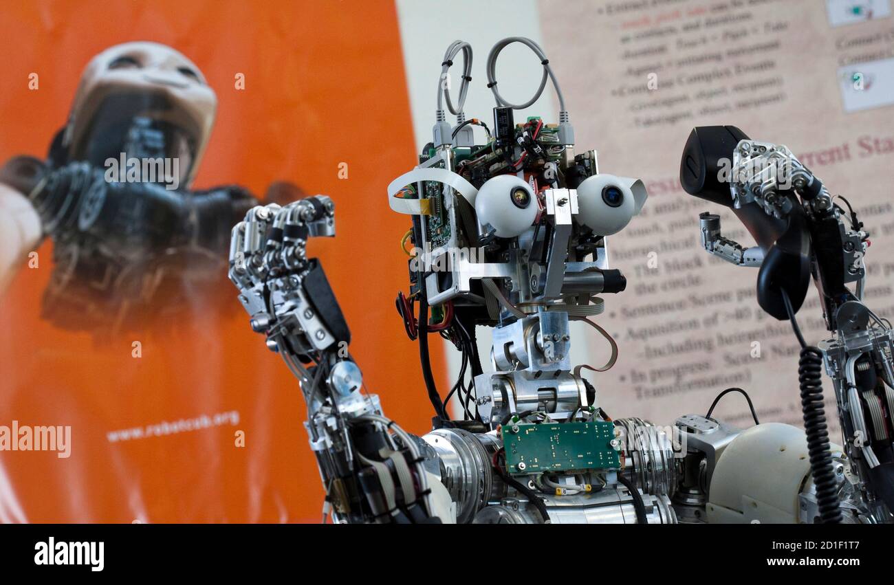 Icub robot, un sistema cognitivo "híbrido incorporado para un robot  humanoide" de aproximadamente 1 metro (3.2 pies) de altura, hace una  llamada telefónica durante una manifestación en el Instituto INSERM en Bron,
