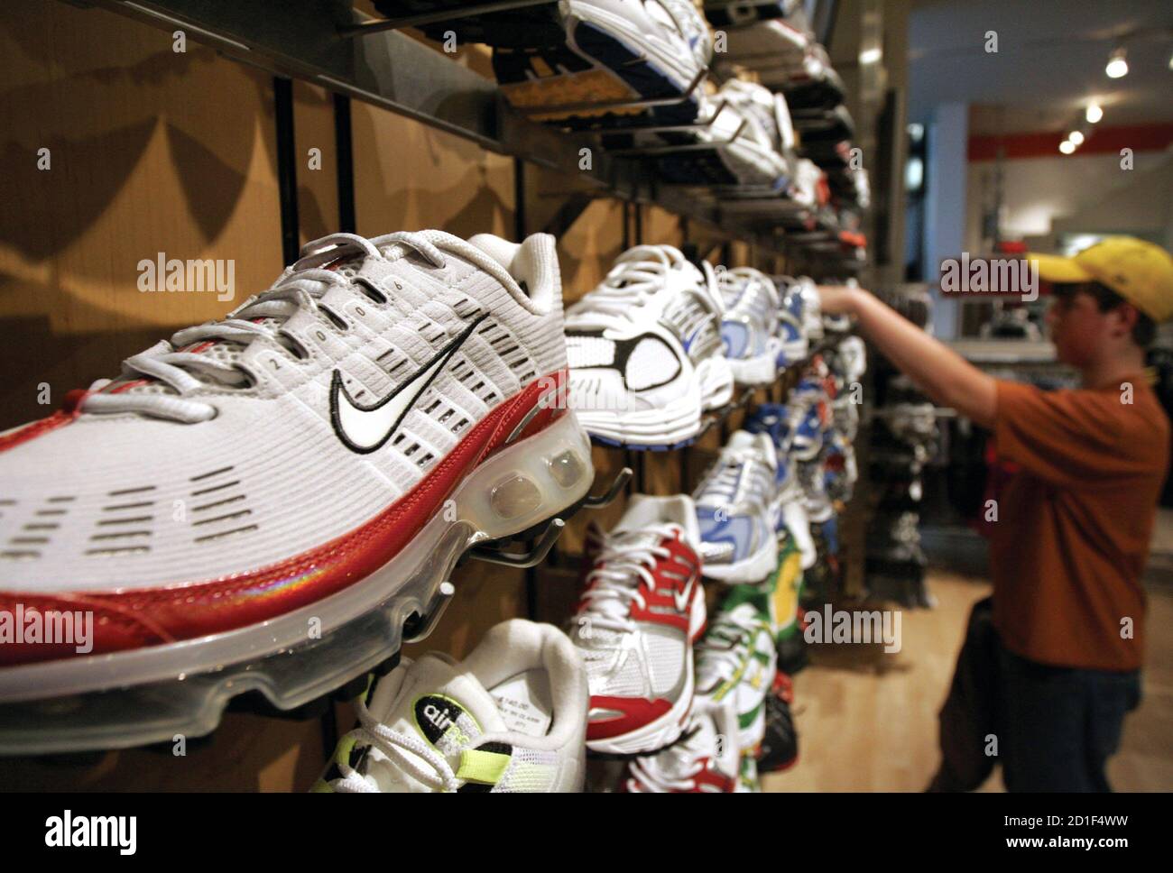 Un cliente compra zapatos atléticos en una tienda Nike en el centro de  Portland, Oregon 21 de marzo de 2006. Nike Inc. Registró el martes un  aumento del 19 por ciento en