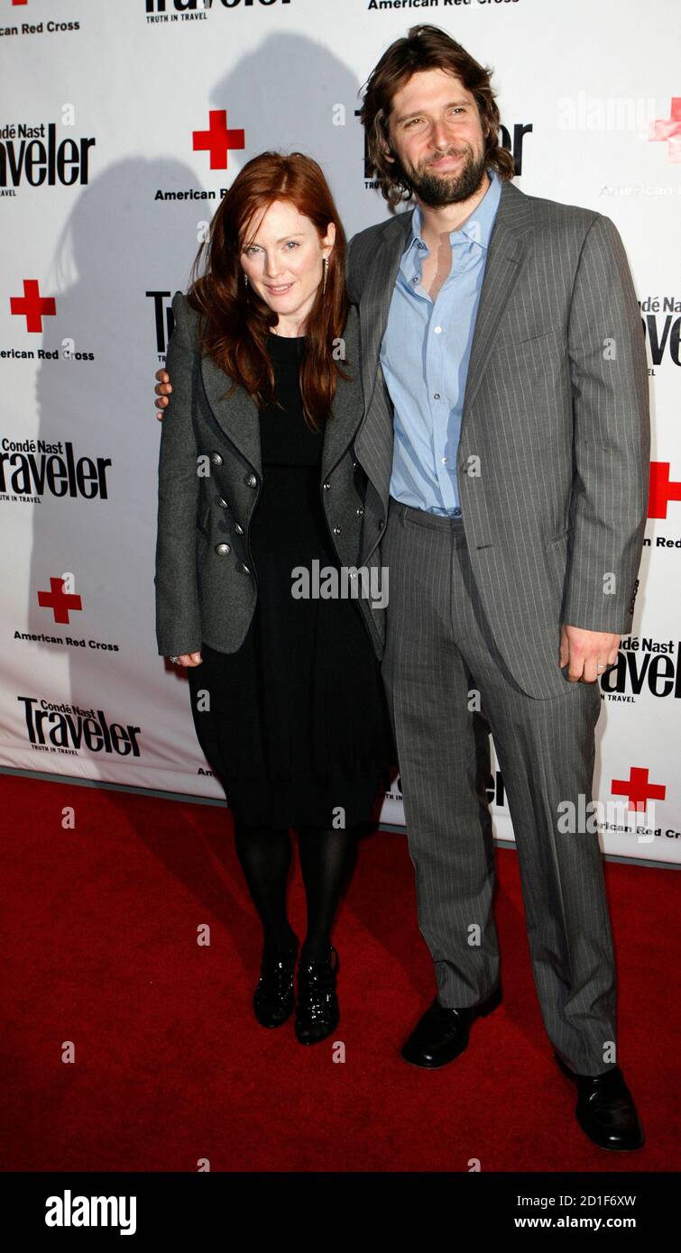 Actress Julianne Moore and her husband Bart Freundlich arrive to attend the  Conde Nast Traveler Hot List party in New York April 19, 2007.  REUTERS/Lucas Jackson (UNITED STATES Fotografía de stock - Alamy