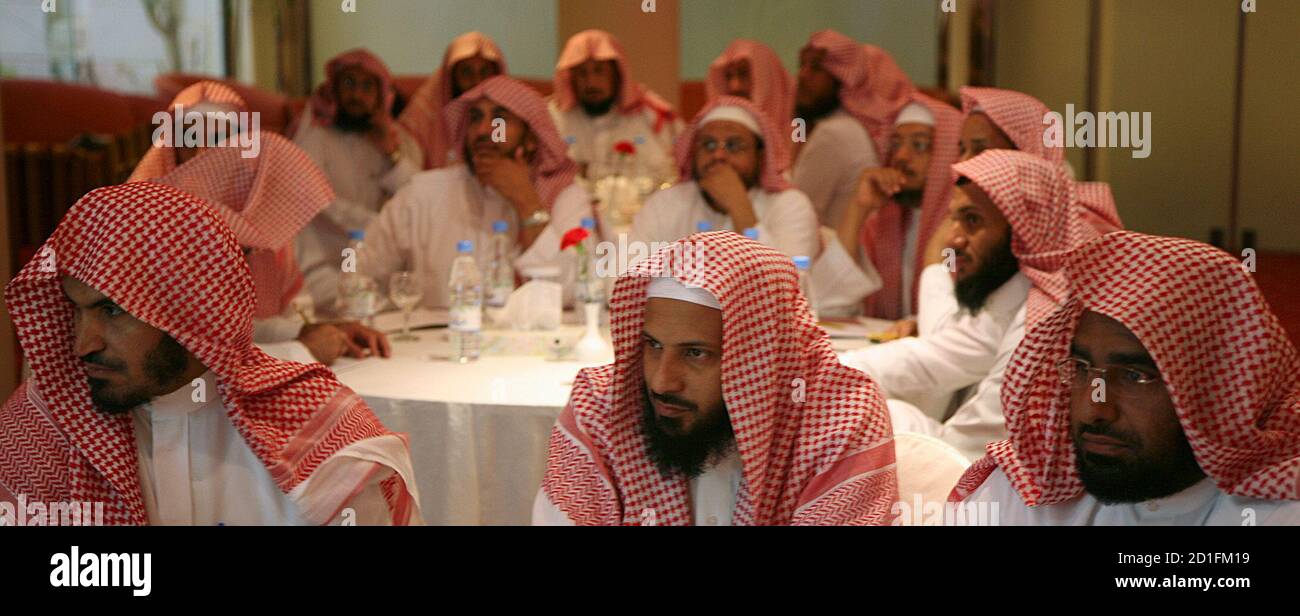 Saudi members of the Committee for the Promotion of Virtue and Prevention of Vice, or religious police, attend a training course in Riyadh September 1, 2007.  REUTERS/Ali Jarekji  (SAUDI ARABIA) Foto de stock
