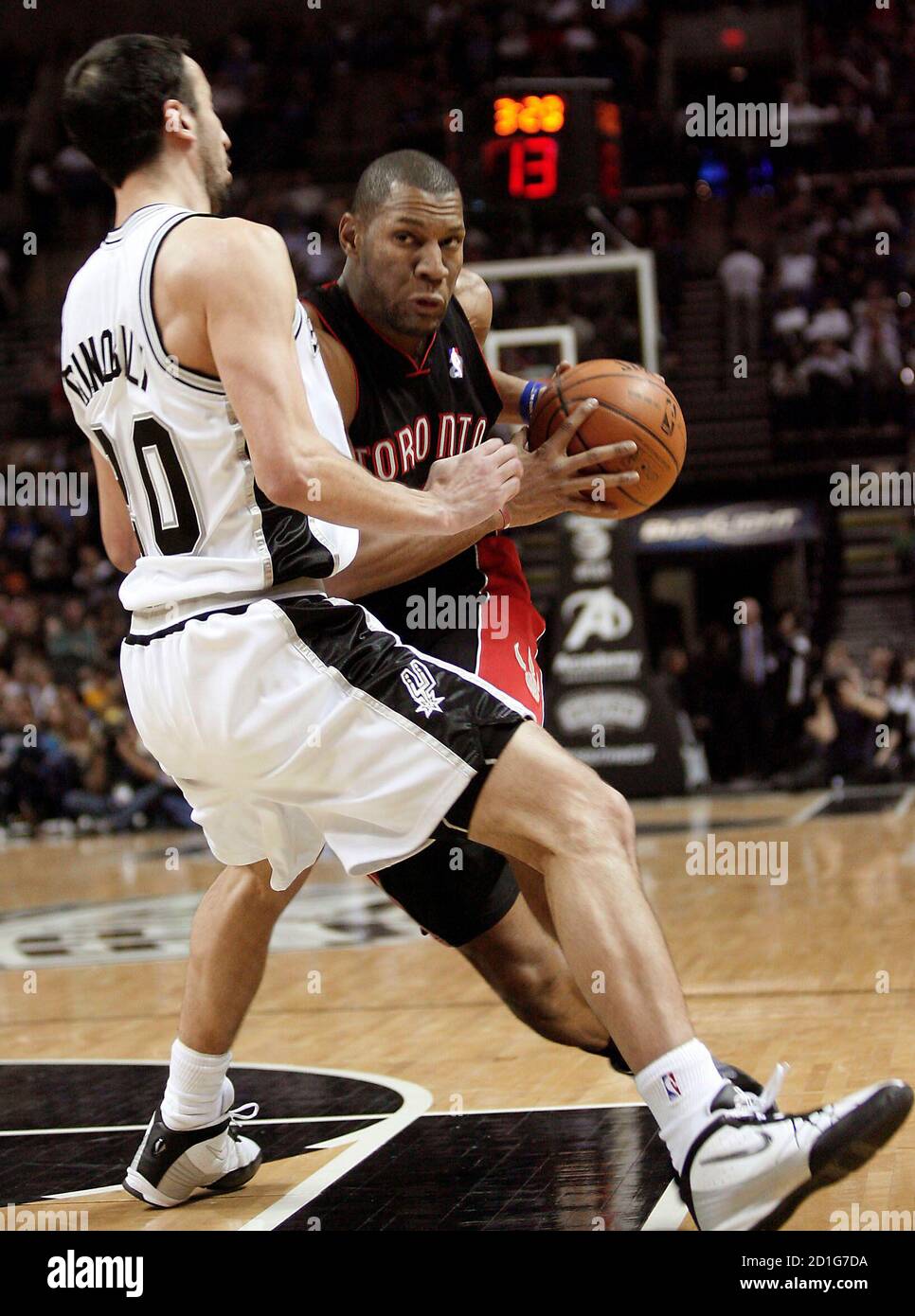 Toronto Raptors Joey Graham (R) ejecuta en San Antonio Spurs Manu Ginobili durante la segunda mitad de su partido baloncesto de la NBA en Antonio, Texas 20 diciembre