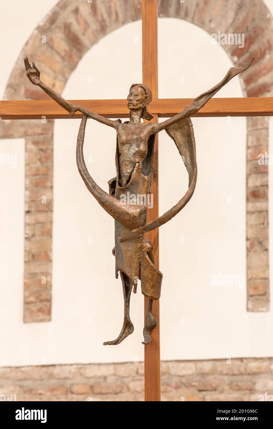 RAVENNA, ITALIA - 29 DE ENERO de 2020: La muy moderna crucifixión de metal en la iglesia Basilica di San Giovanni Evangelista. Foto de stock