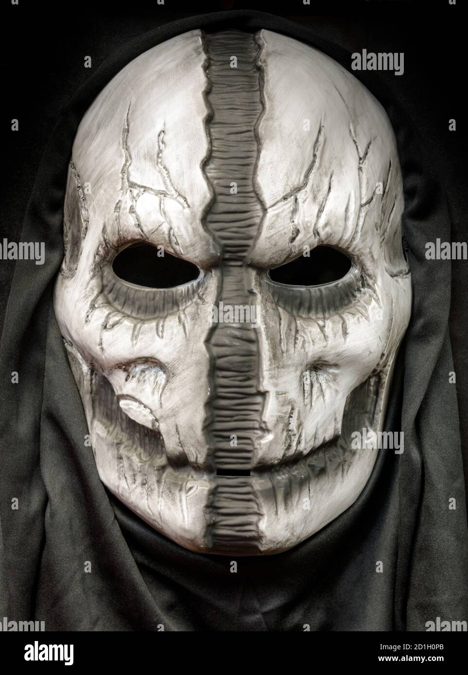 Máscara de la capucha de la muerte con cara rasgada abajo el medio aislado  Sobre fondo negro Fotografía de stock - Alamy