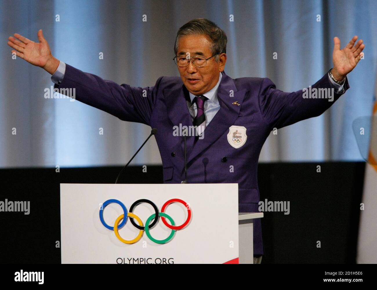 Shintaro Ishihara, el Gobernador de Tokio, presenta la candidatura de Tokio para los Juegos Olímpicos de 2016 a los miembros del Comité Olímpico Internacional (COI) durante la 121a sesión del COI en Copenhague el 2 de octubre de 2009. El COI decidirá hoy la sede de los Juegos Olímpicos de Verano de 2016. REUTERS/Denis Balibouse (JUEGOS OLÍMPICOS DEPORTIVOS DE DINAMARCA) Foto de stock