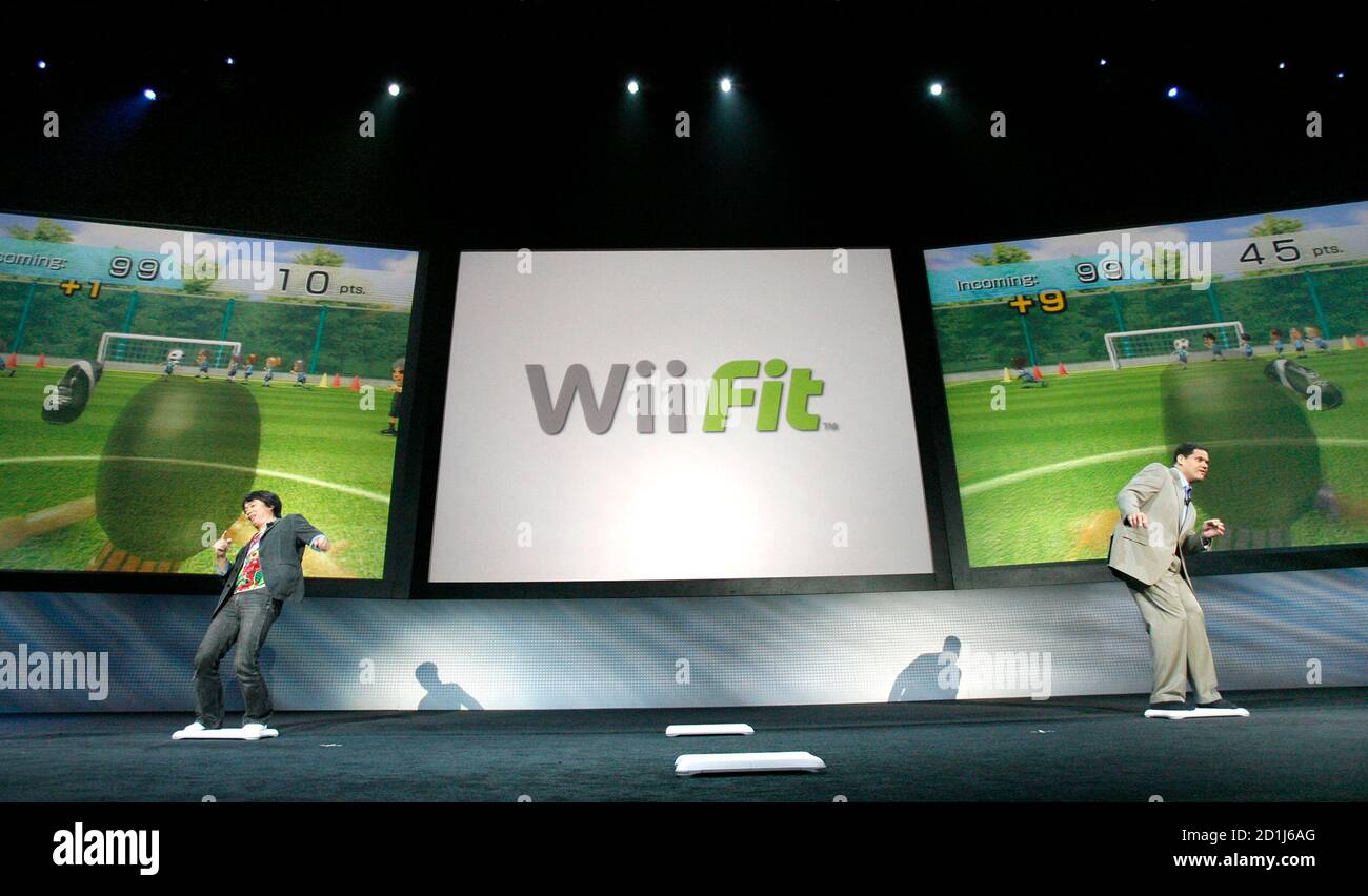 Shigeru Miyamoto (L), director gerente y gerente general de la División de  Análisis y Desarrollo de Entretenimiento de Nintendo Co., Ltd, juega un  juego de Wii Fit Head Ball contra la Presidenta
