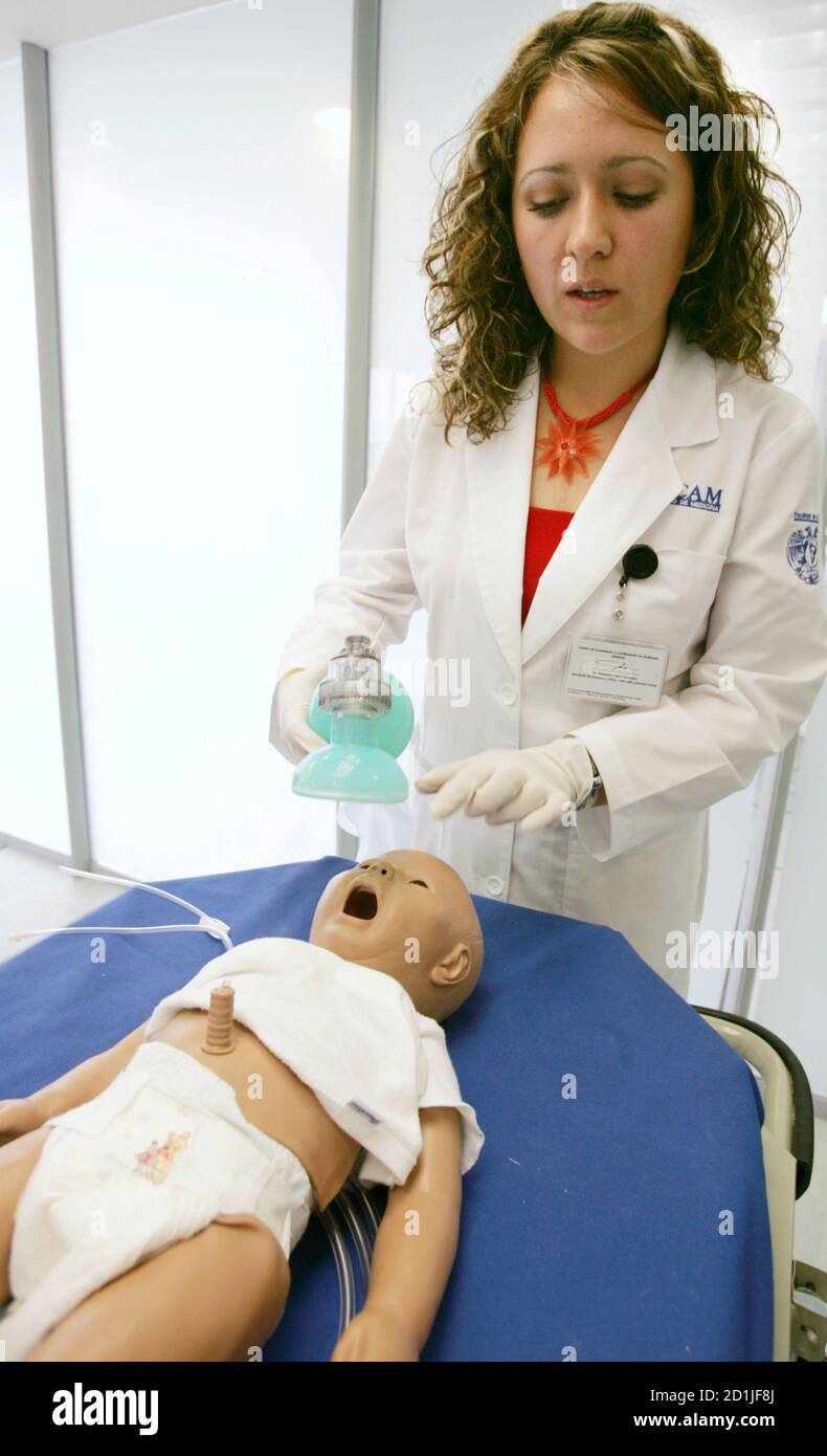 Un estudiante mexicano de medicina practica la resucitación de un robot de  tamaño completo de un bebé durante una clase en la escuela de medicina de  la Universidad Autónoma en la Ciudad