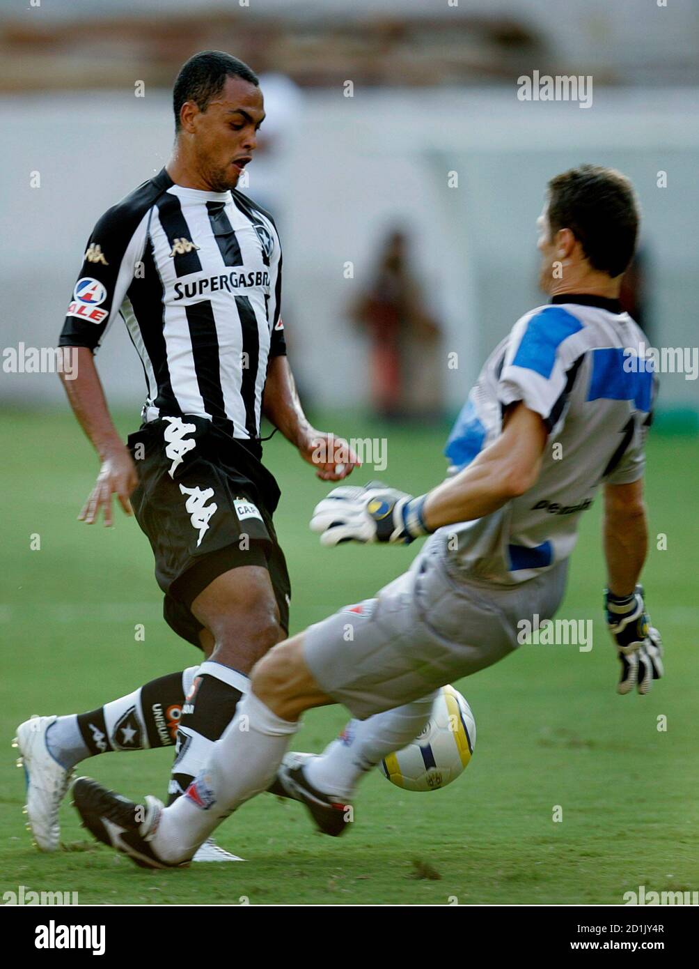 El Dodo (R) de Botafogo pasa por el portero de Fortaleza Maizena durante su partido brasileño de fútbol en el estadio de Maracaná en Río de Janeiro el 16 de abril de 2006. El campeonato brasileño comenzó oficialmente el 15 de abril y se extiende hasta diciembre REUTERS/Bruno Domingos Foto de stock