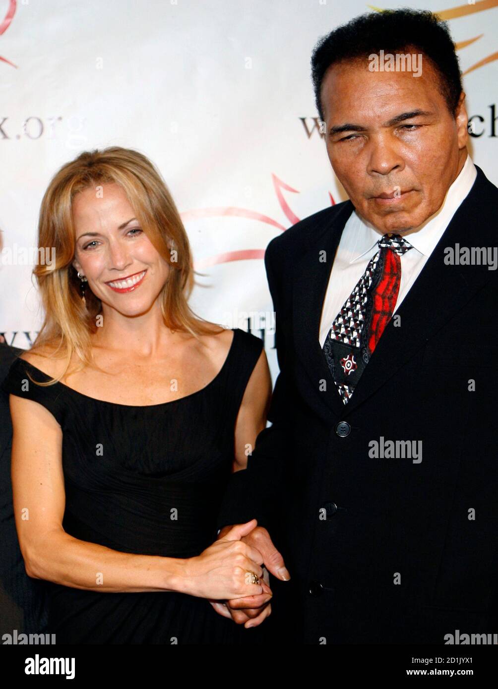 El cantante Sheryl Crow (L) tiene la mano de Muhammad Ali mientras la pareja llega para asistir a un beneficio para la Fundación Michael J. Fox para la Investigación de Parkinson en El cantante Sheryl Crow (L) tiene la mano de Muhammad Ali mientras la pareja llega para asistir a un beneficio para la Fundación Michael J. Fox para la Investigación de Parkinson en