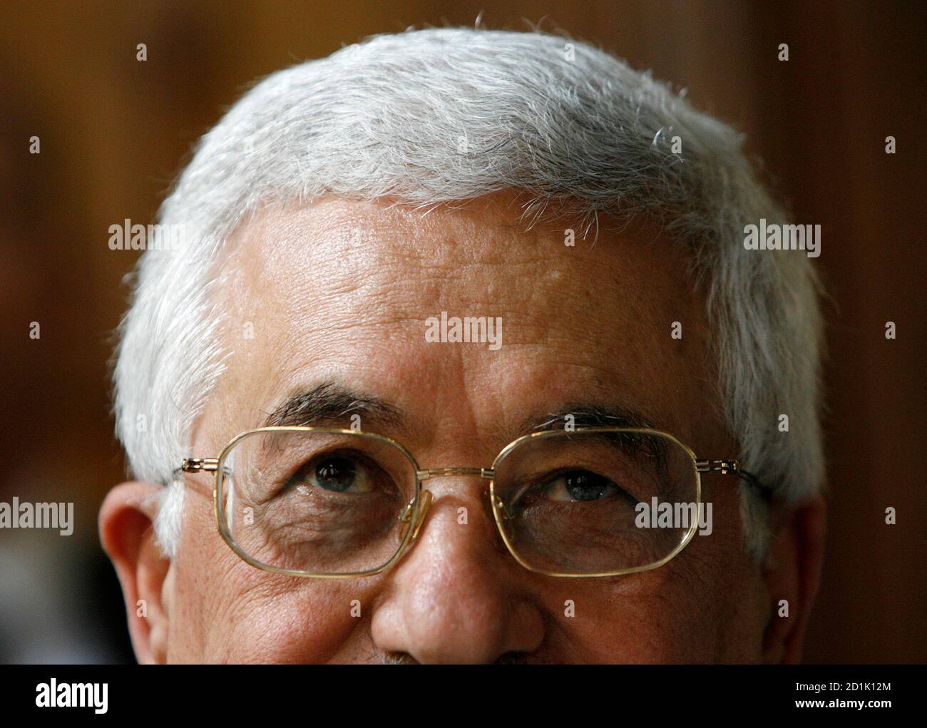 Palestinian President Mahmoud Abbas is pictured during a news conference at the Musee d'Art et d'Histoire in Geneva April 26, 2007. From April 27 to October 7, 2007 the Museum will hold an exhibition of more than 500 archaeological items recovered from the Gaza strip, revealing multiple facets of this regions heritage. REUTERS/Denis Balibouse (SWITZERLAND) Foto de stock