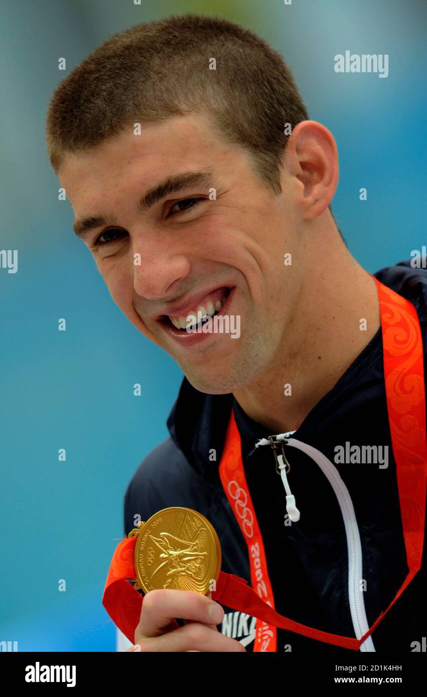 MICHAEL PHELPS MEDALLA DE ORO - 3 de 8 Michael Phelps de los EE.UU. Celebra  con su medalla de oro después de ganar la final de hombres de 200 m libre en