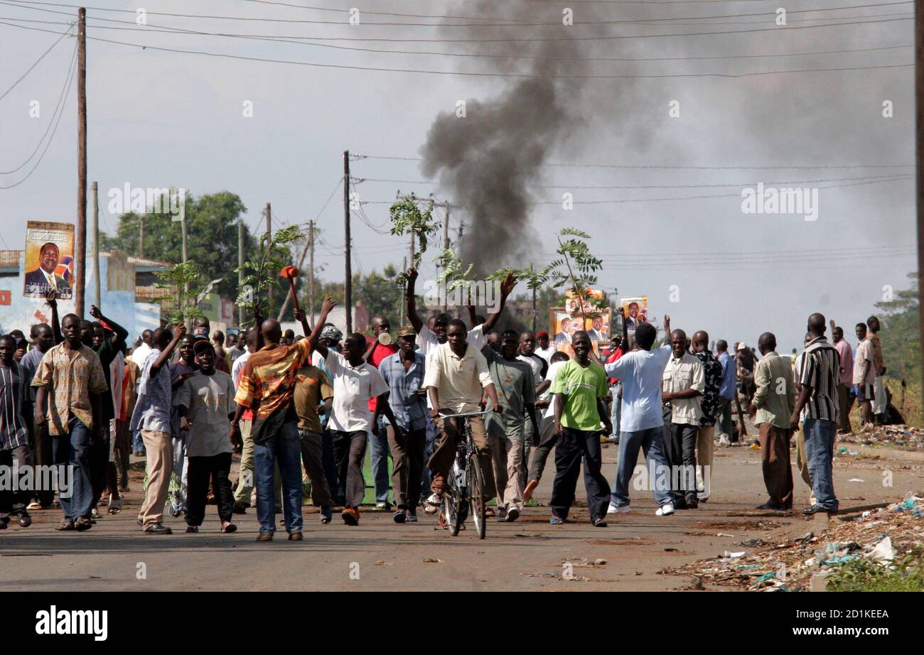 Los manifestantes marchan a lo largo de una carretera en la ciudad occidental de Kisumu el 16 de enero de 2008. Los jóvenes levantaron barricadas, los comerciantes clavaron las ventanas y la policía antidisturbios de Kenia vigiló las calles antes de las protestas de la oposición nacional previstas para el miércoles contra la reelección del presidente Mwai Kibaki. REUTERS/Thomas Mukoya (KENIA) Foto de stock