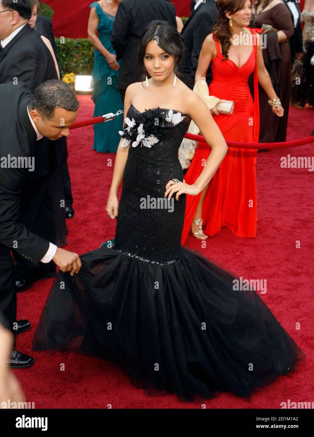 La actriz Vanessa Hudgens ha ajustado su vestido cuando llega a los 81st  Academy Awards en Hollywood, California 22 de febrero de 2009. Vanessa  Hudgens está vestida en Marchesa. REUTERS/Lucas Jackson (ESTADOS