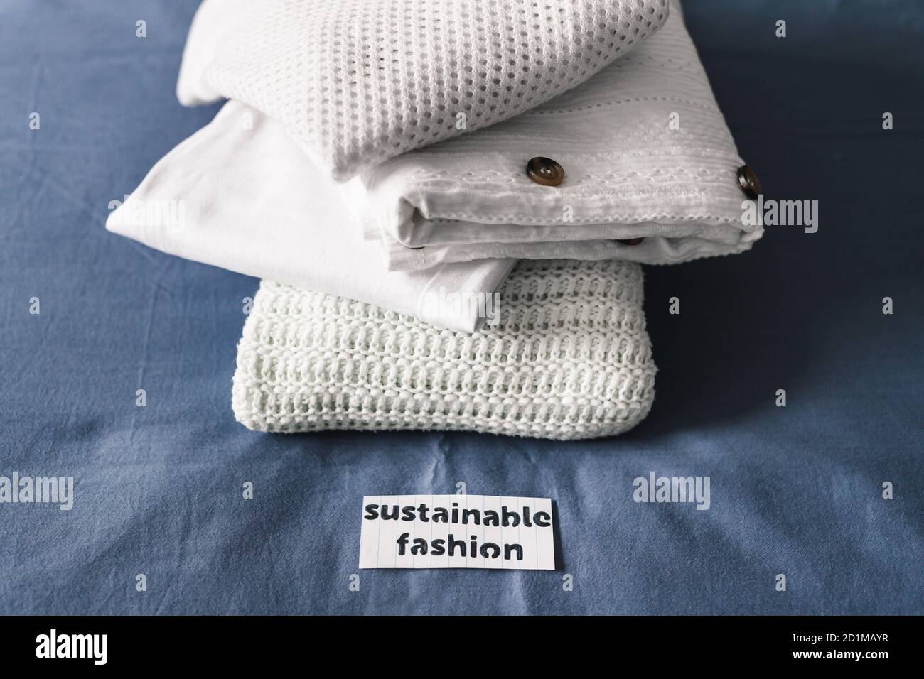 Marcas éticas y concepto de comercio justo, montón de ropa con etiqueta de  moda sostenible Fotografía de stock - Alamy