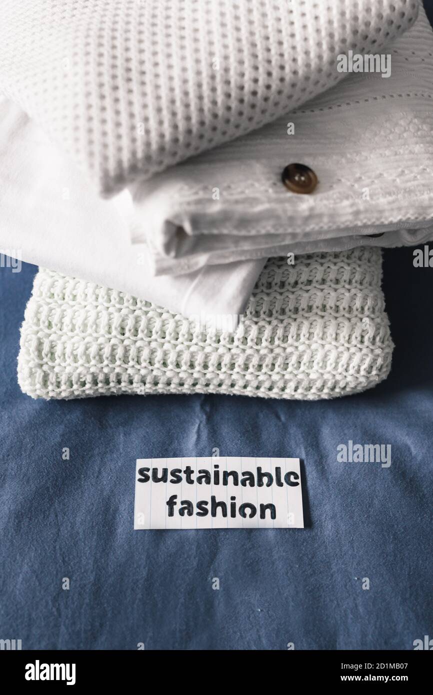 Marcas éticas y concepto de comercio justo, de ropa con etiqueta de moda sostenible Fotografía de stock -