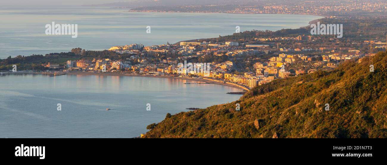 Taormina - el paisaje costero siciliano. Foto de stock
