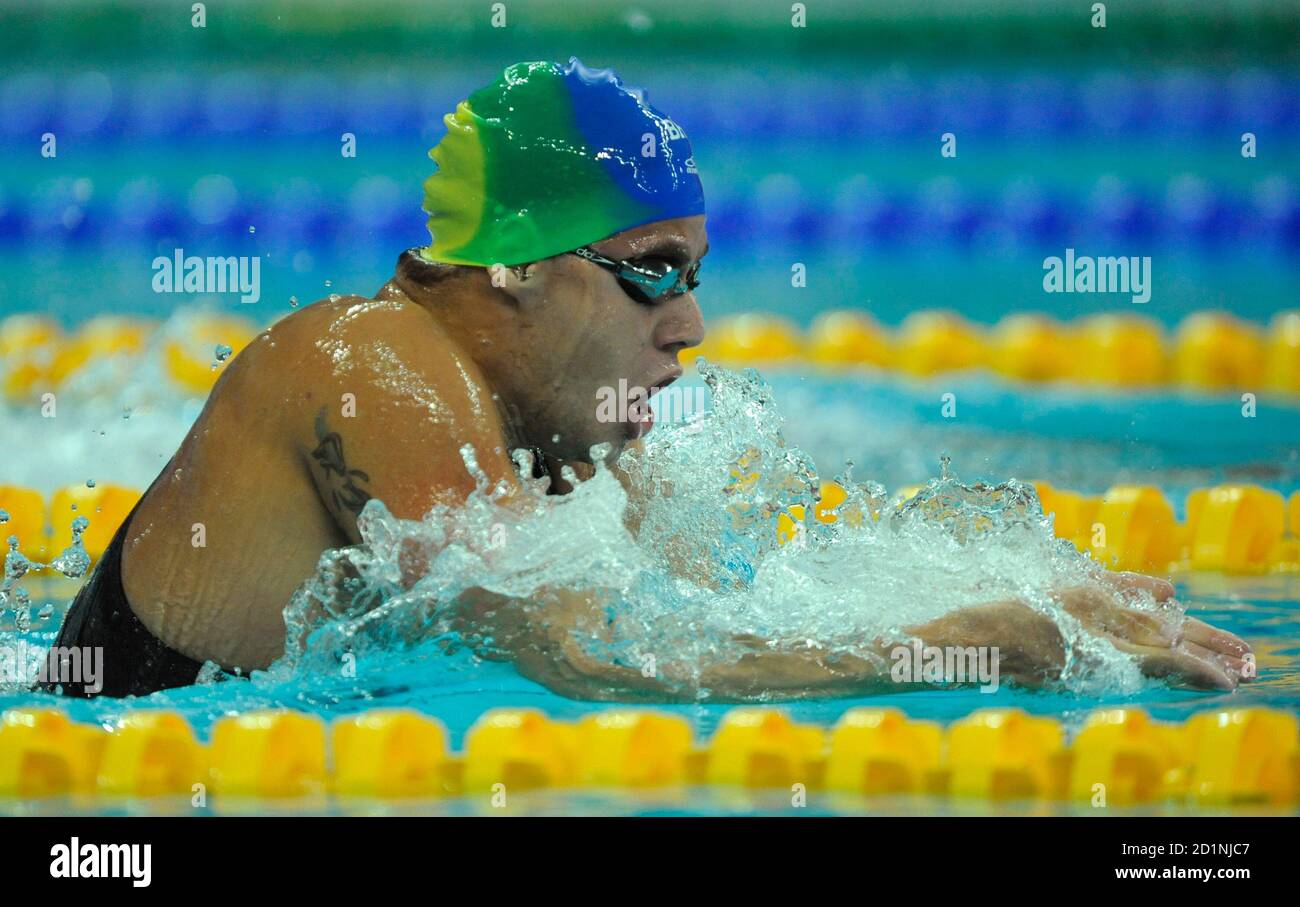 Thiago Pereira, de Brasil, nada en la Medley individual de 400 m para hombres en el Centro acuático Nacional durante los Juegos Olímpicos de Beijing 2008, 9 de agosto de 2008. REUTERS/Kai Pfaffenbach (CHINA) Foto de stock