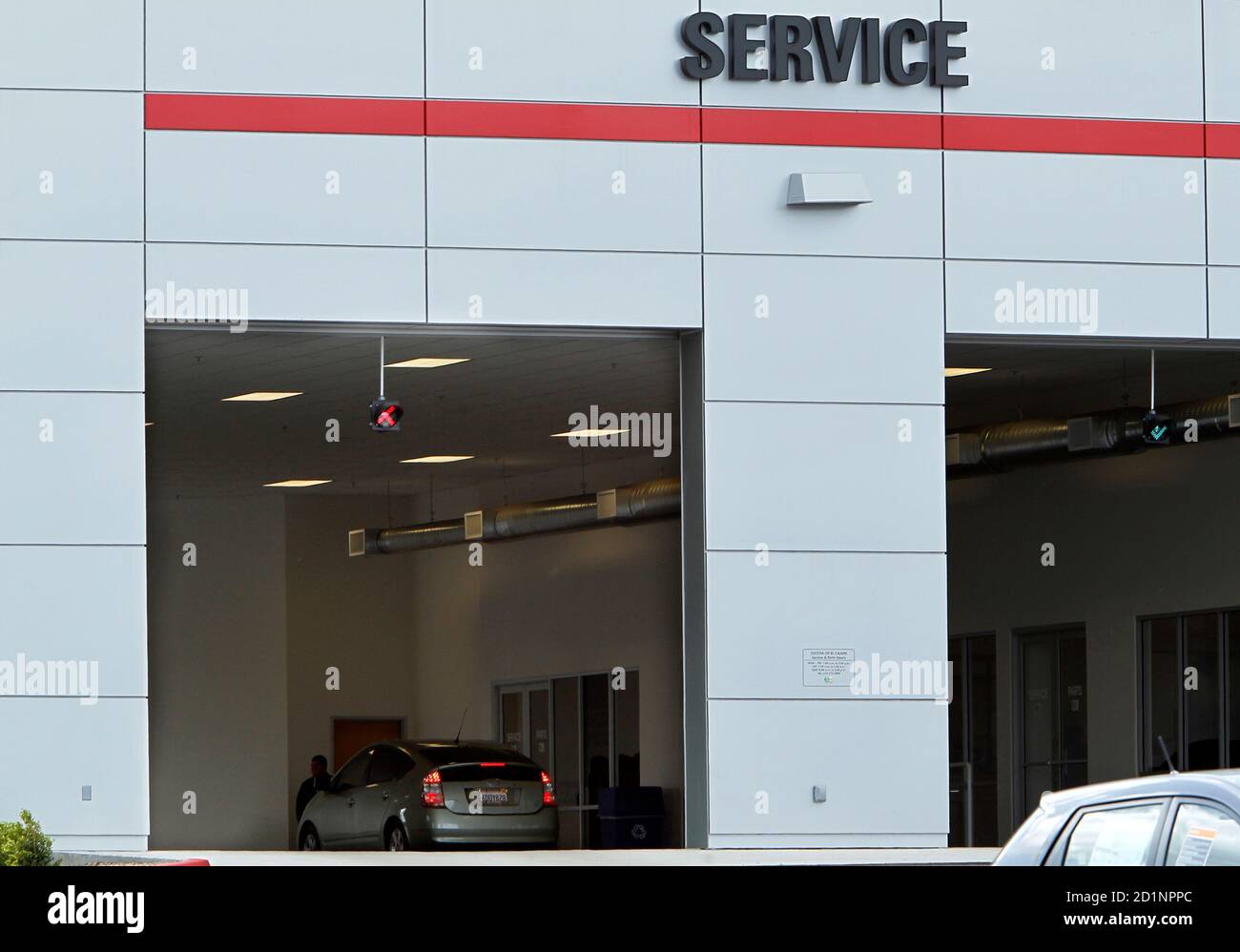 Un conductor trae su Toyota Prius a la bahía de servicio en un  concesionario en el Cajon, California 9 de marzo de 2010. Los reguladores  de seguridad estadounidenses y Toyota Motor Corp