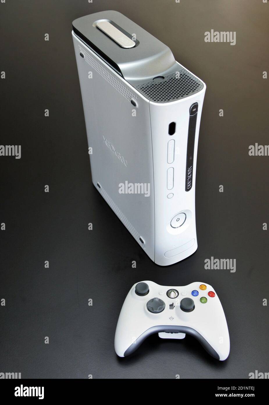 Microsoft Corp. Xbox 360 video game console and controller are pictured in  Los Angeles November 18, 2005. [Microsoft hopes to gain an advantage over  rivals Sony Corp. and Nintendo Co. Ltd.] by