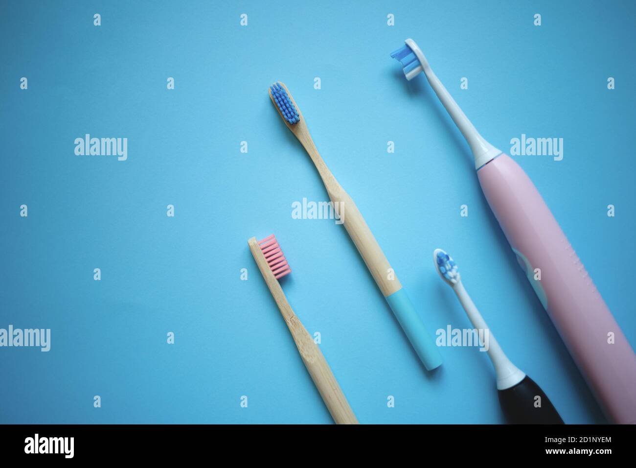 dos cepillos de dientes eléctricos ultrasónicos sobre fondo azul Fotografía  de stock - Alamy