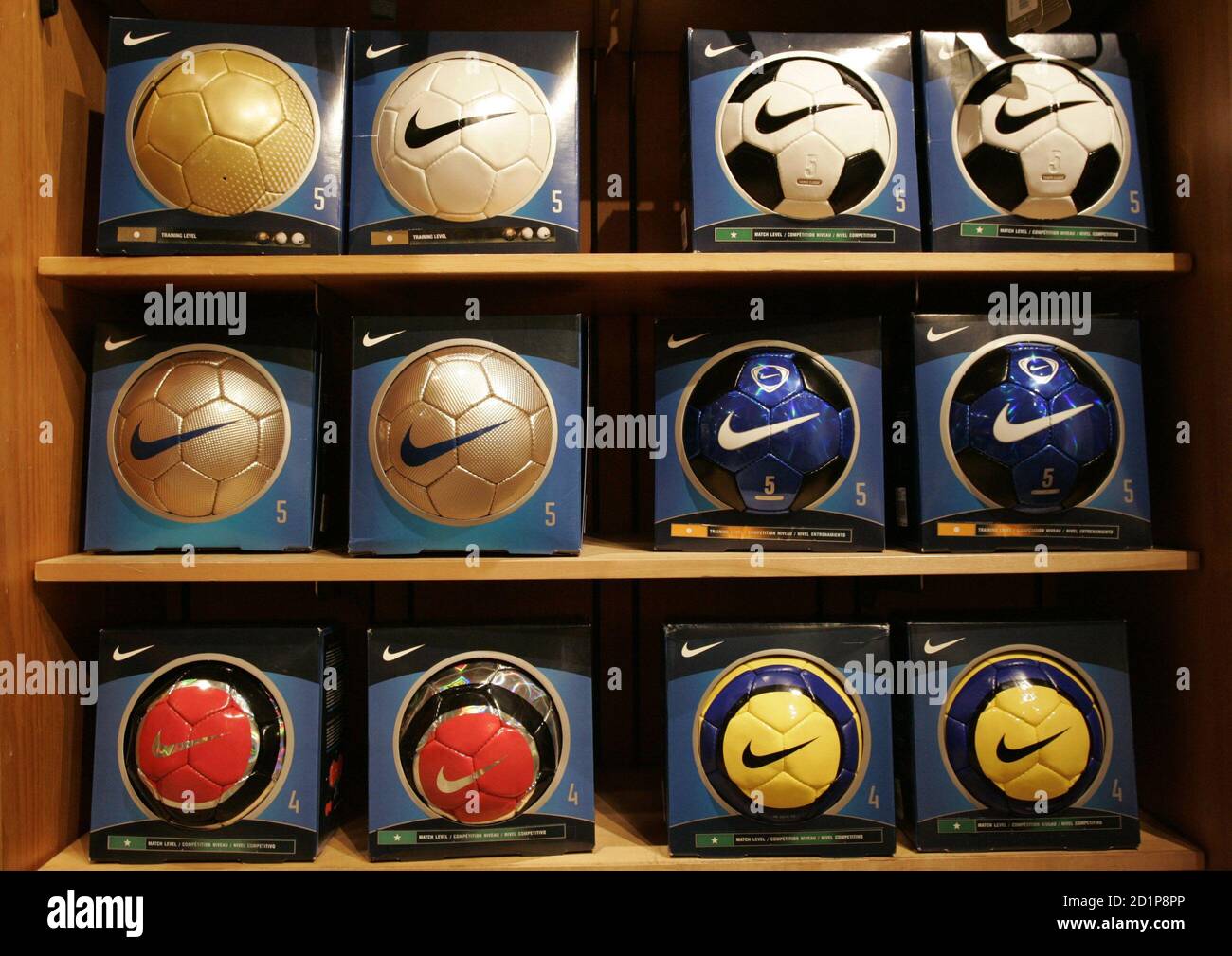 Las pelotas de fútbol la Marca Nike están en exhibición en una tienda Nike en el centro de Portland, 21 de marzo de 2006. Nike firmado ocho para
