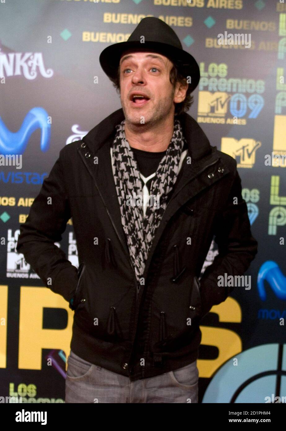 Songwriter Gustavo Cerati poses on the red carpet at the 2009 MTV Latin  Music Awards in Buenos Aires September 30, 2009. REUTERS/Enrique Marcarian  (ARGENTINA ENTERTAINMENT Fotografía de stock - Alamy