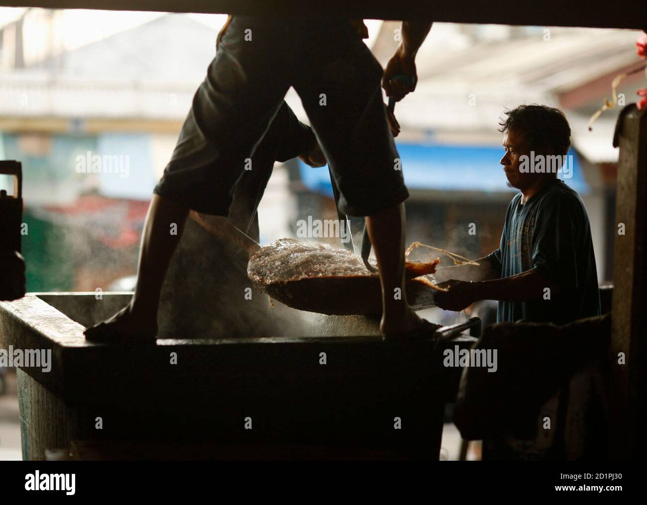 Los trabajadores indonesios pusieron pescado en una caja de almacenamiento en frío en un mercado de pescado en Yakarta 24 de noviembre de 2009. La tasa de inflación anual de Indonesia es probablemente de 3.5 por ciento a finales de año, informó el martes el subgobernador senior del banco central, Darmon Nasution. REUTERS/BEAWIHARTA (ECONOMÍA DE INDONESIA) Foto de stock