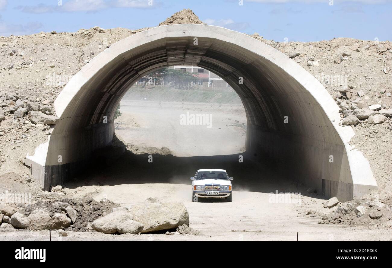 Un automovilistas pasa por un túnel en construcción en el proyecto de construcción de la autopista Mombasa-Nairobi en el río Athi, a 20km (12 millas) de la capital de Kenia, Nairobi, 9 de junio de 2009. El presupuesto de Kenya para el año fiscal 2009/10 que se presentará el jueves se esforzará por aumentar el gasto en desarrollo y estimular la economía en un contexto de disminución de las fuentes de financiación locales y externas. REUTERS/Thomas Mukoya (SOCIEDAD DE NEGOCIOS DE KENIA) Foto de stock