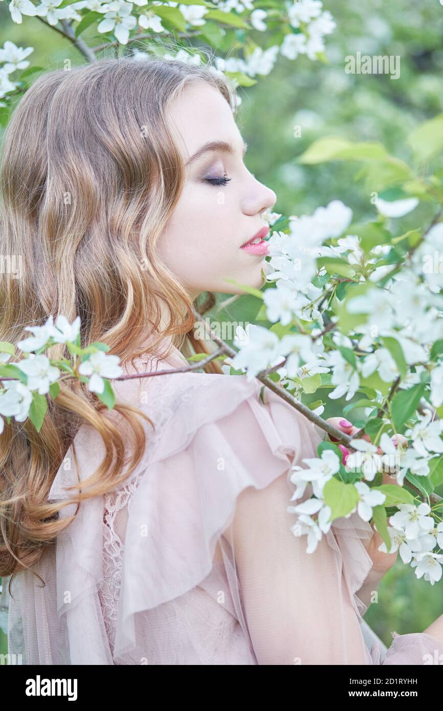 joven hermosa niña cerca del árbol en primavera Foto de stock