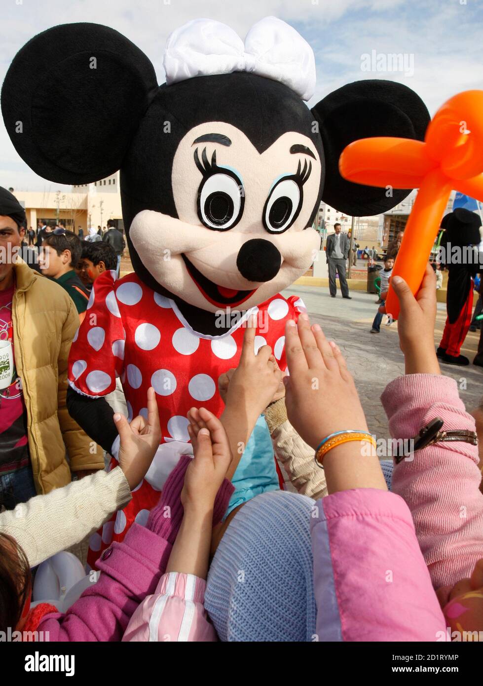 Los escolares jordanos saludan al personaje Disney Minnie Mouse durante las  celebraciones del 60 aniversario de los lazos diplomáticos y de desarrollo  jordano-estadounidenses en el Parque Sahab cerca de Amman 14 de