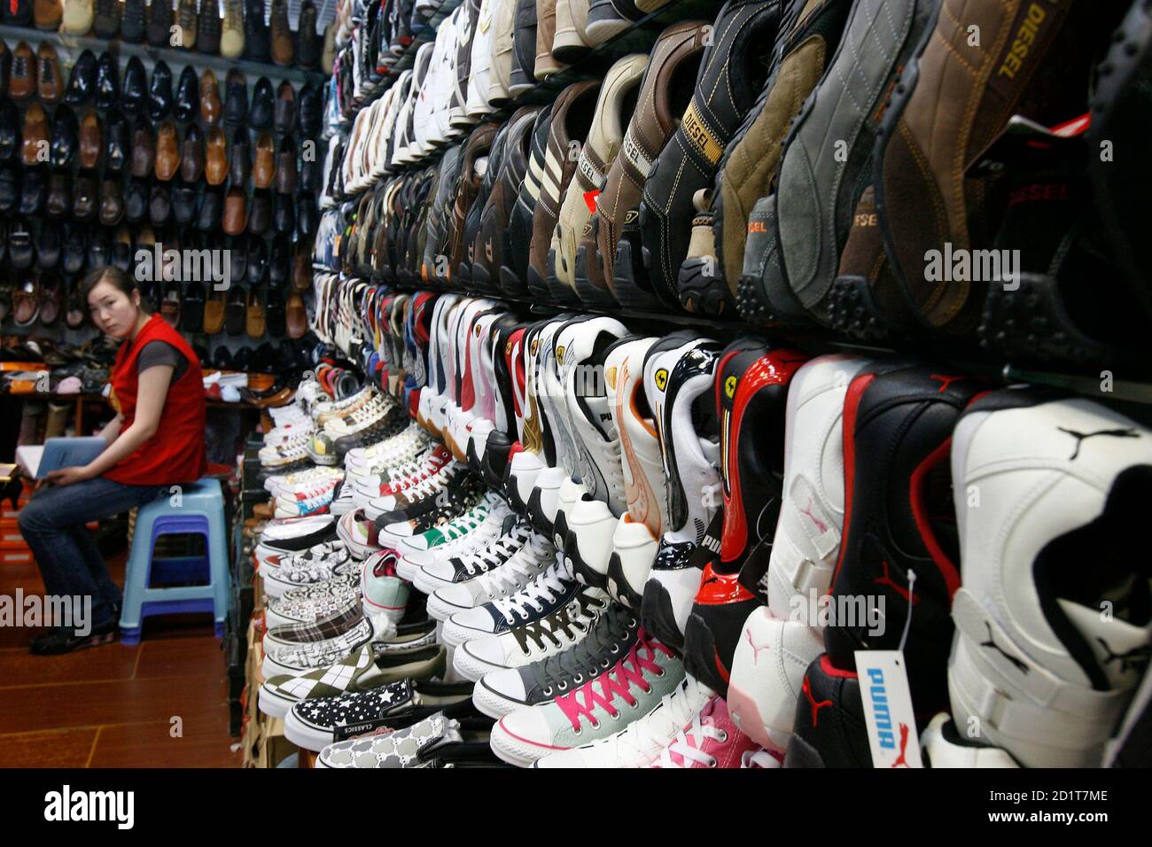 Fake shoes china fotografías e imágenes de alta resolución - Alamy