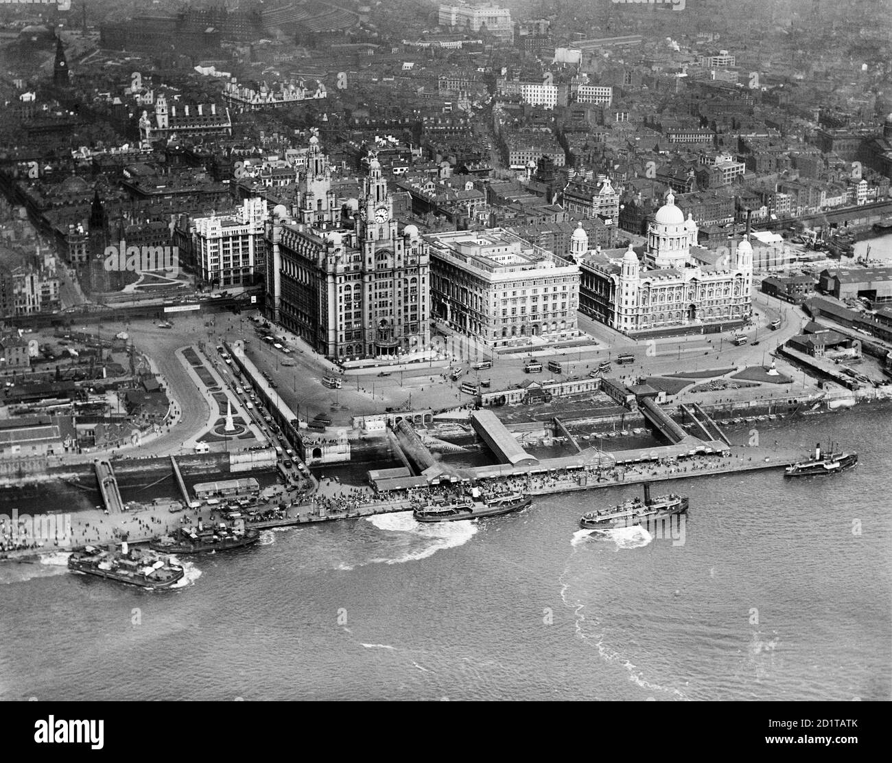 LIVERPOOL, Merseyside. Vista aérea de Liverpool Pier Head con numerosos transbordadores y pequeños barcos. Fotografiado en 1920. Colección Aerofilms (ver Enlaces). Foto de stock