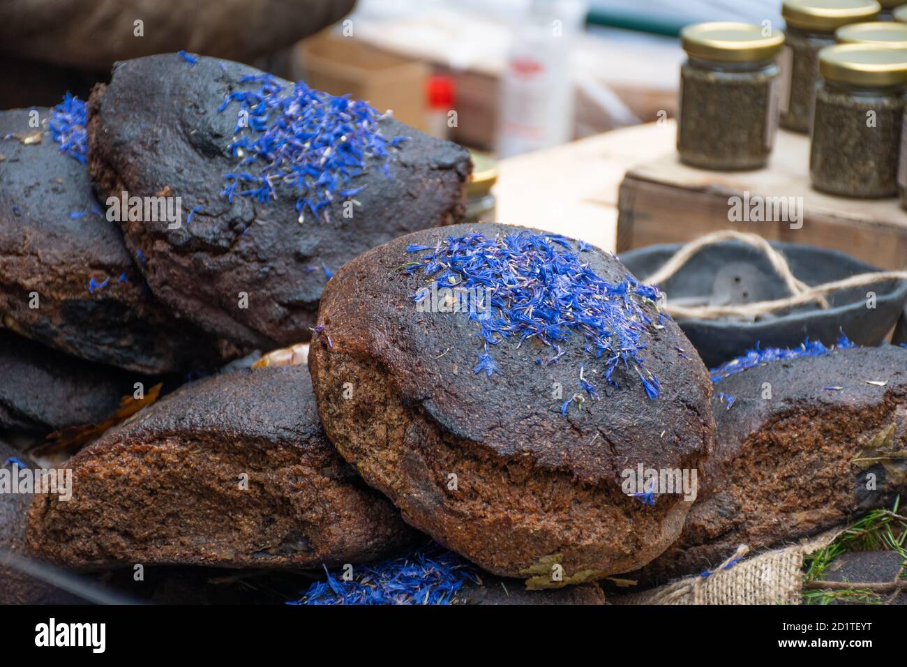Negro casero y Juniper cereales pan con semillas de cáñamo en un mercado tradicional de alimentos de la calle Foto de stock