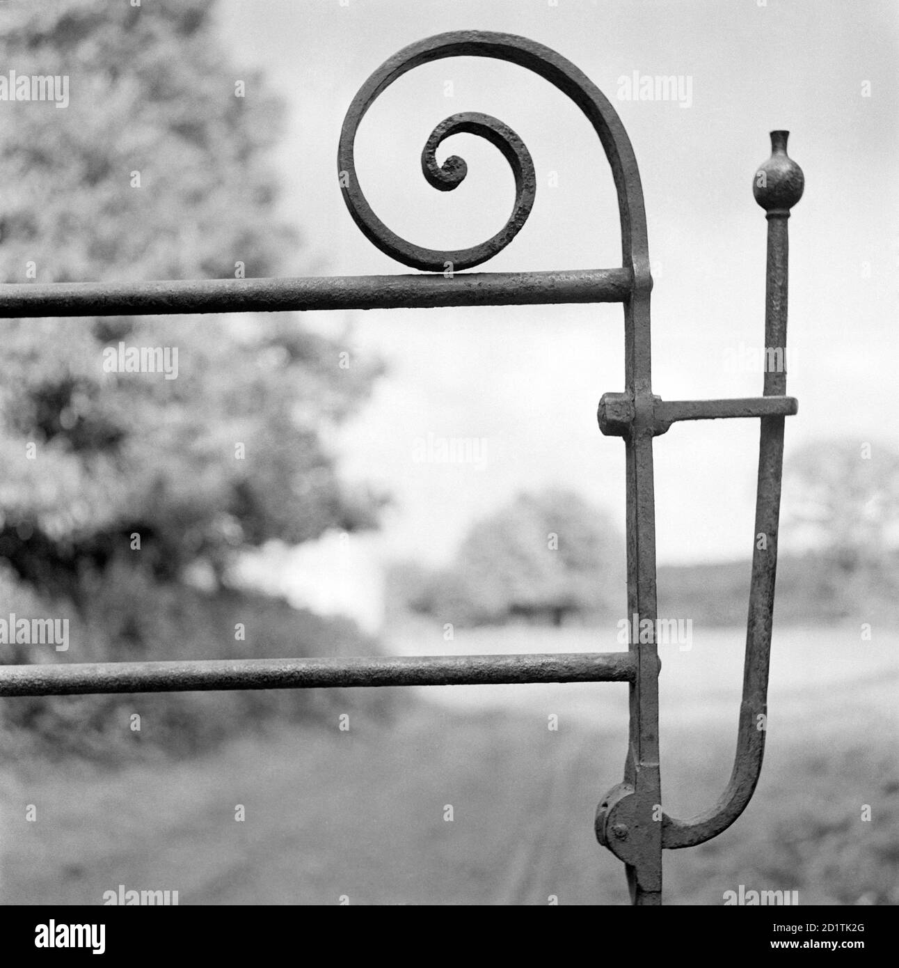 Vista de detalle en un lugar no identificado que muestra un pestillo de la puerta de la granja de hierro forjado. Fotografiado por Eric de Mare entre 1945 y 1980. Foto de stock