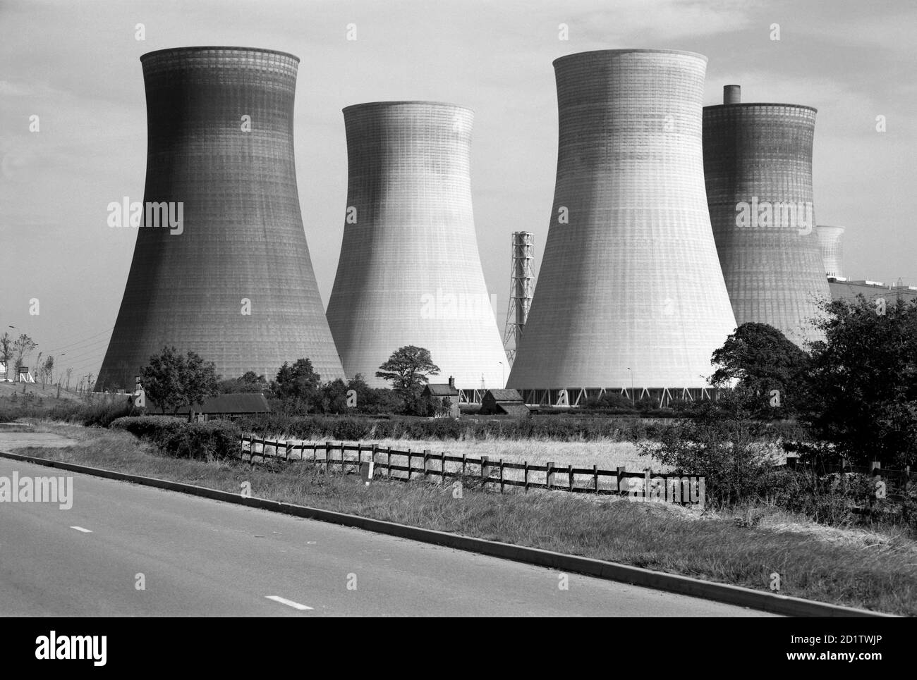 Lincolnshire. Vista general que muestra las torres de refrigeración en una central eléctrica no identificada. Fotografiado por Eric de Mare. Foto de stock