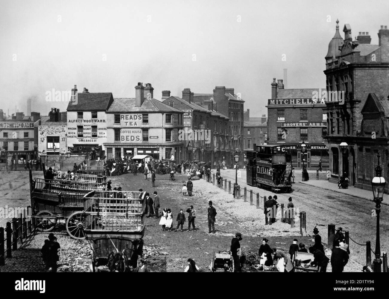 MERCADO SMITHFIELD, Birmingham, West Midlands. Una esquina del mercado Smithfield c.1890. Un tranvía de vapor viaja por Moat Row hacia Smithfield Street. Moat Lane está a la izquierda con Drovers Arms a la derecha en la esquina de Bradford Street. Foto de stock
