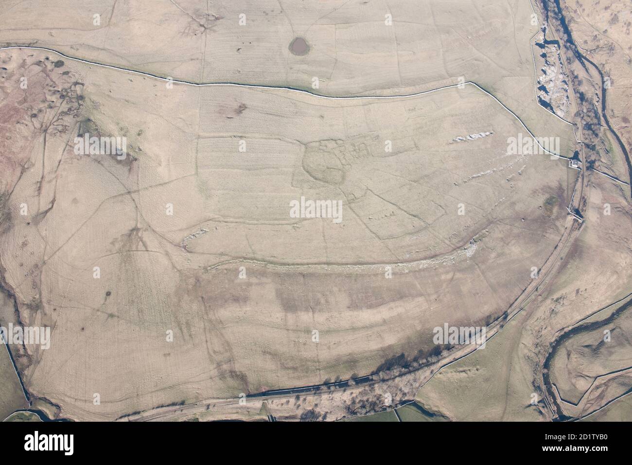 Una obra de tierra de asentamiento cerrado Romano British y un sistema de campo agregado en Intake, Crosby Garrett Fell, Cumbria, 2014, Reino Unido. Vista aérea. Foto de stock