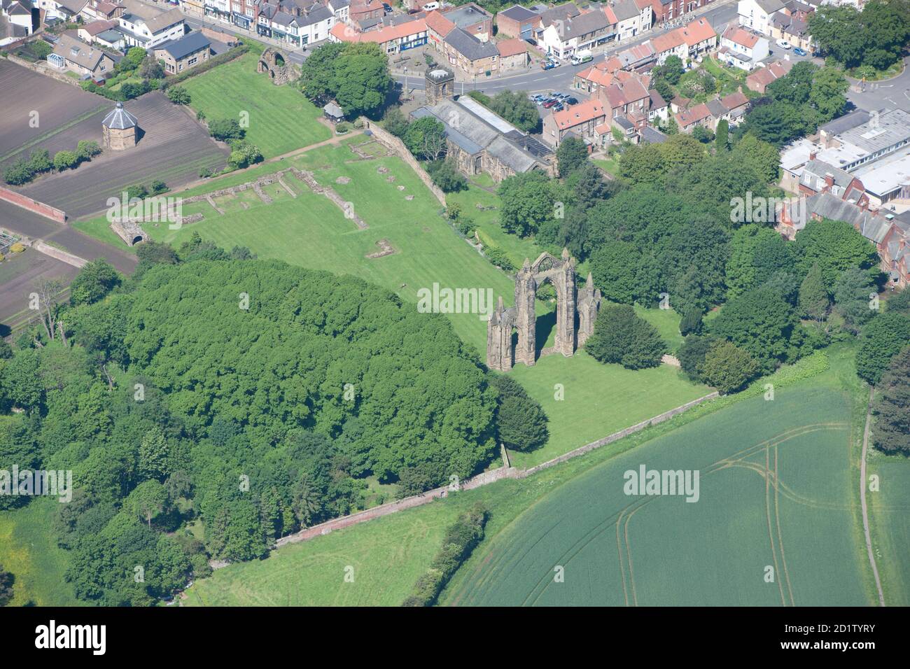 Gisborough Priory Monasterio y palomar agustiniano, Redcar y Cleveland, 2014, Reino Unido. Vista aérea. Foto de stock