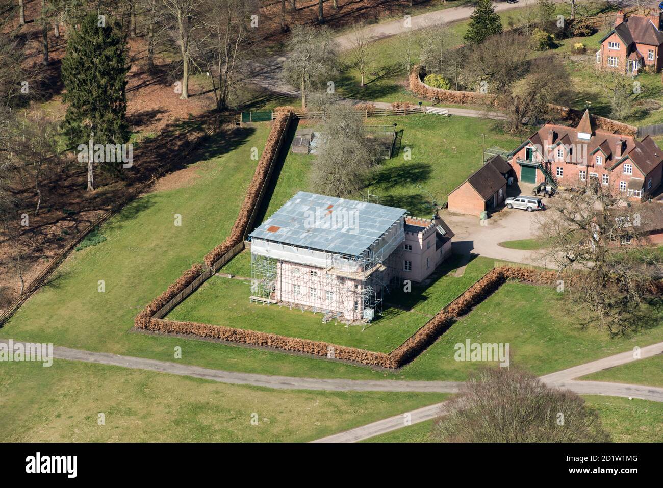 Sandpit Gate Lodge, hogar del Jefe de Keeper de Windsor Great Park, bajo renovación, Berkshire, Reino Unido. Vista aérea. Foto de stock
