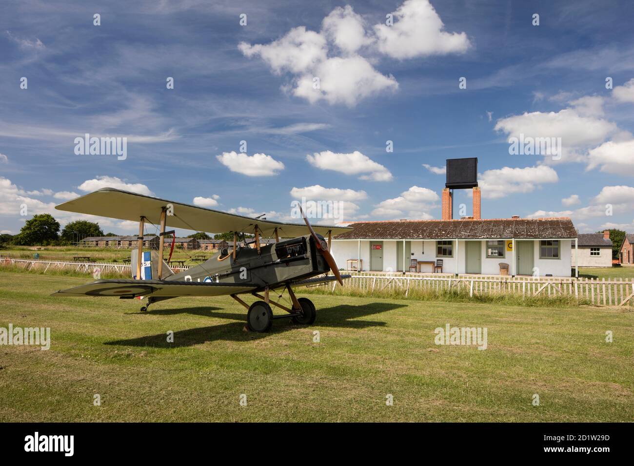 Vista general del sitio del aeródromo desde el noreste, con una réplica de la primera Guerra Mundial en primer plano y la Sala de pilotos detrás, Vista general del sitio del aeródromo desde el sudeste, con una réplica de la primera Guerra Mundial en primer plano y la Sala de pilotos detrás, Stow Maries Airfield, cerca de Maldon Essex, Reino Unido. Foto de stock