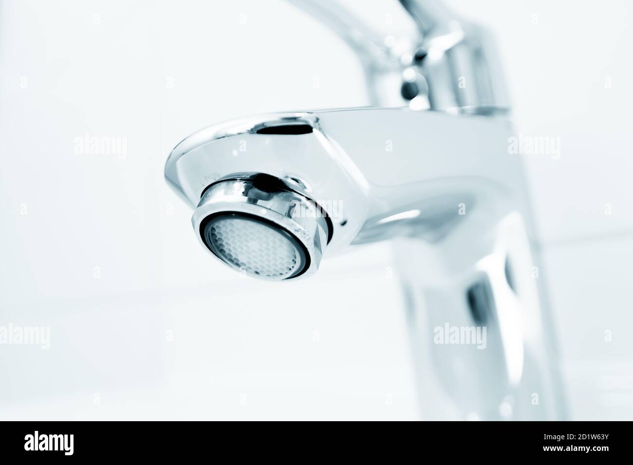 Grifo de agua, mezclador de agua, grifo en el baño Foto de stock