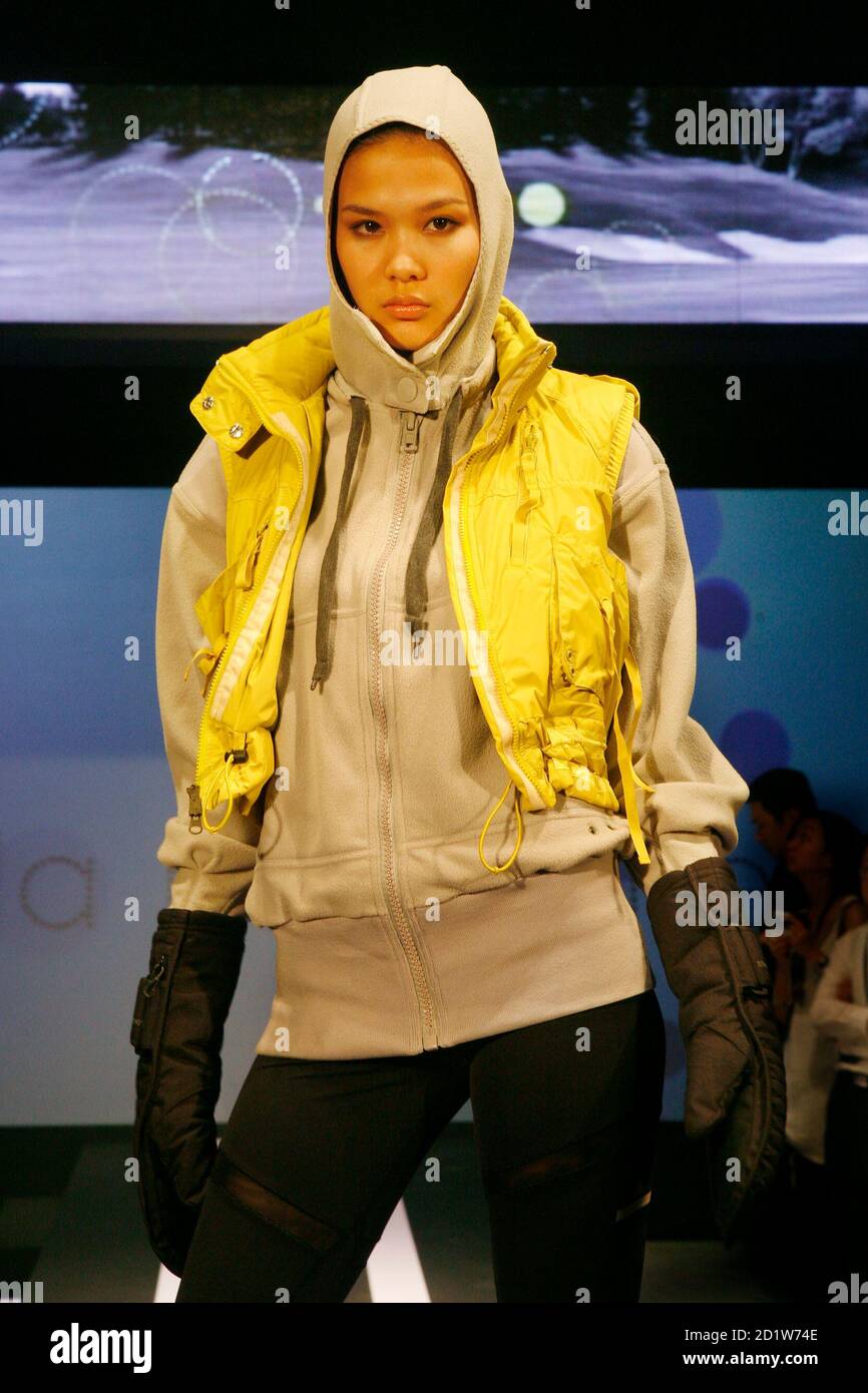 Un modelo muestra un traje creado por la diseñadora británica Stella  McCartney para Adidas durante un desfile de moda en la ceremonia de  inauguración de la nueva y más grande tienda Adidas