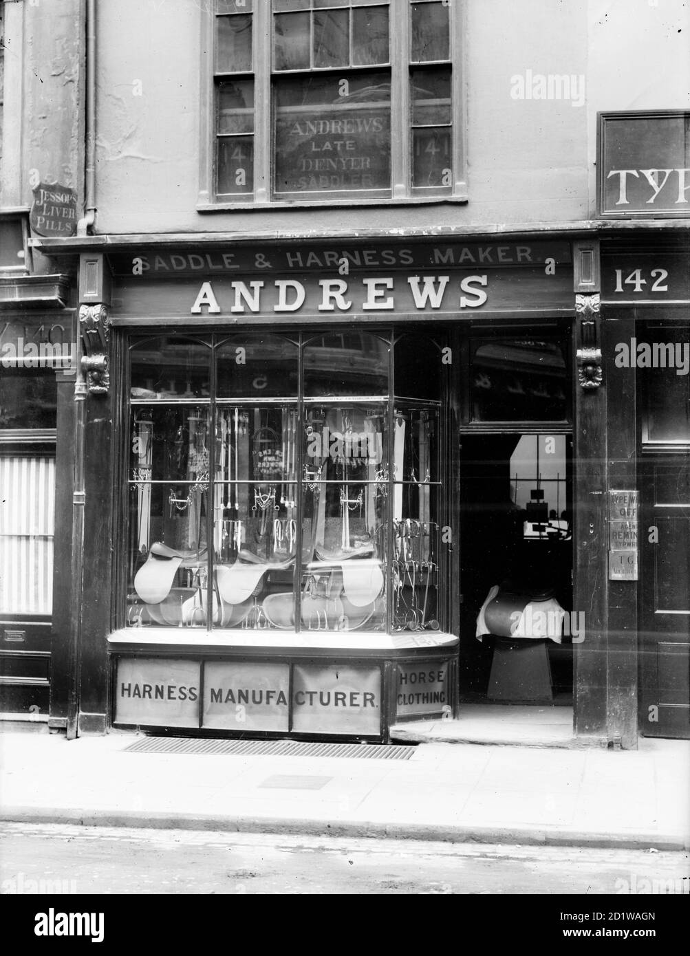 Andrews Shop, High Street, Oxford, Oxfordshire. Vista exterior de la fachada de una tienda de sillas y arneses. Foto de stock