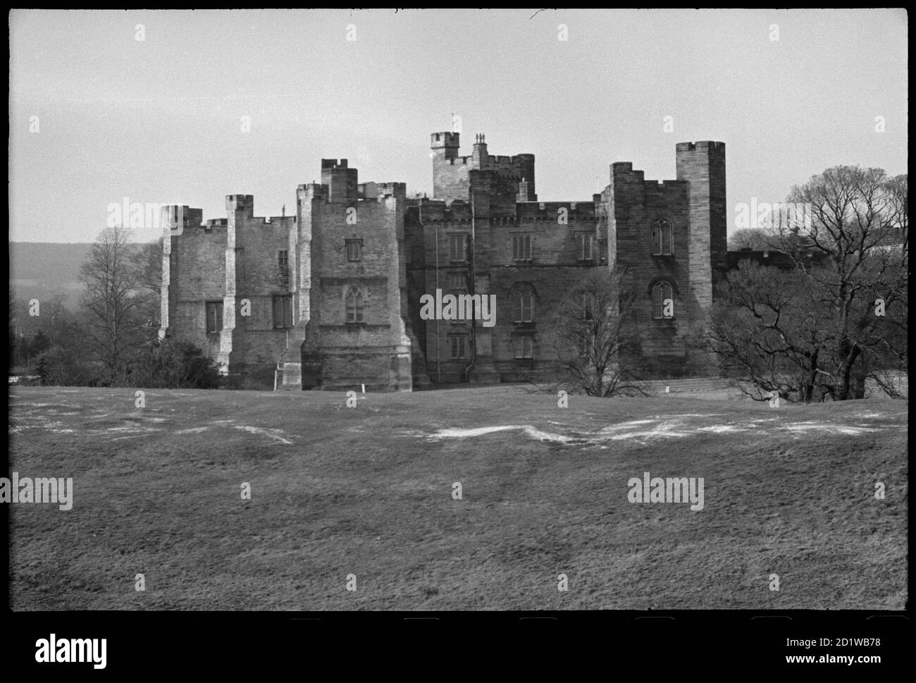 Castillo de Brancepeth, Parque de Brancepeth, Brancepeth, Condado de Durham. Vista exterior del Castillo de Brancepeth, que muestra la cordillera del sur. Foto de stock