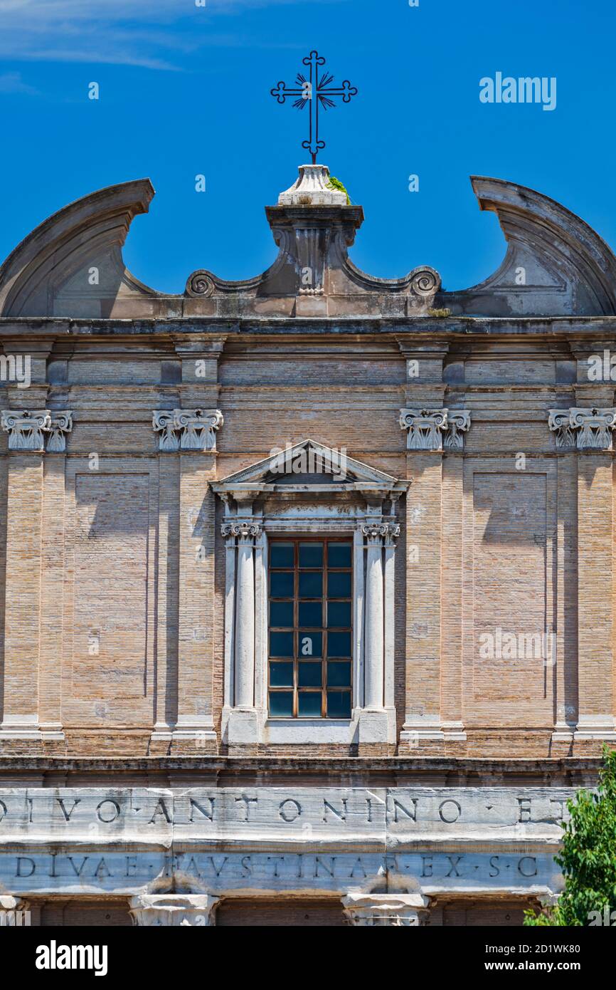 La fachada barroca de la iglesia de San Lorenzo en Miranda se encuentra sobre el pórtico del Templo de Antonino y Faustina, Foro Romano, Roma, Italia. Foto de stock
