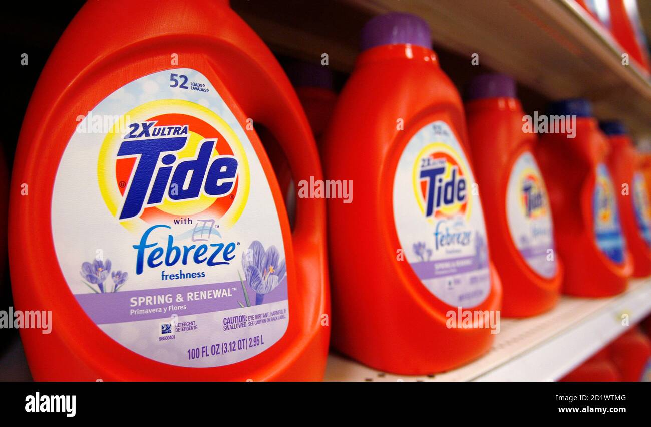 Tide detergente, un producto Procter & Gamble, se muestra en una estantería  en una tienda en Alejandría, 28 de mayo de 2009. Procter & Gamble  pronosticó ganancias fiscales para el año 2010