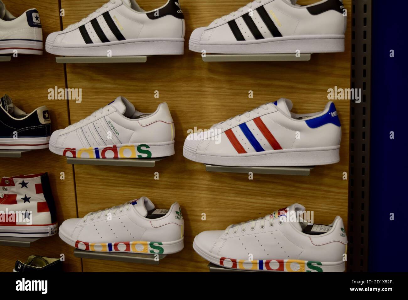 FRESNO, ESTADOS UNIDOS - Sep 01, 2020: Nuevos zapatos Adidas coloridos en la pared de la tienda con rayas de colores Fotografía de stock -