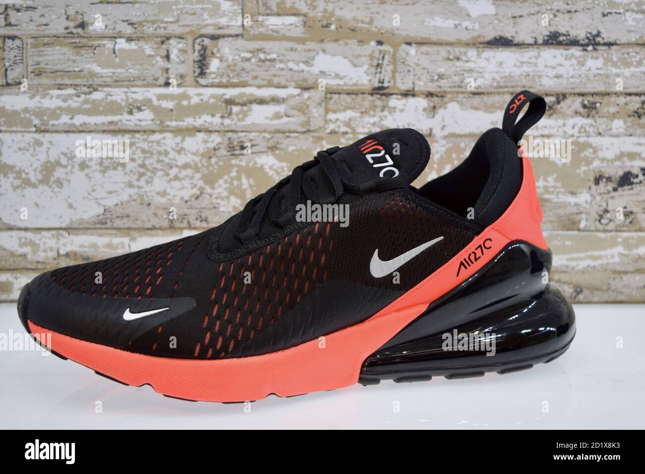 FRESNO, ESTADOS UNIDOS - Sep 01, 2020: Una vista lateral de las nuevas  zapatillas Nike en negro brillante y rojo raya zapato en estante con fondo  de ladrillo Fotografía de stock - Alamy